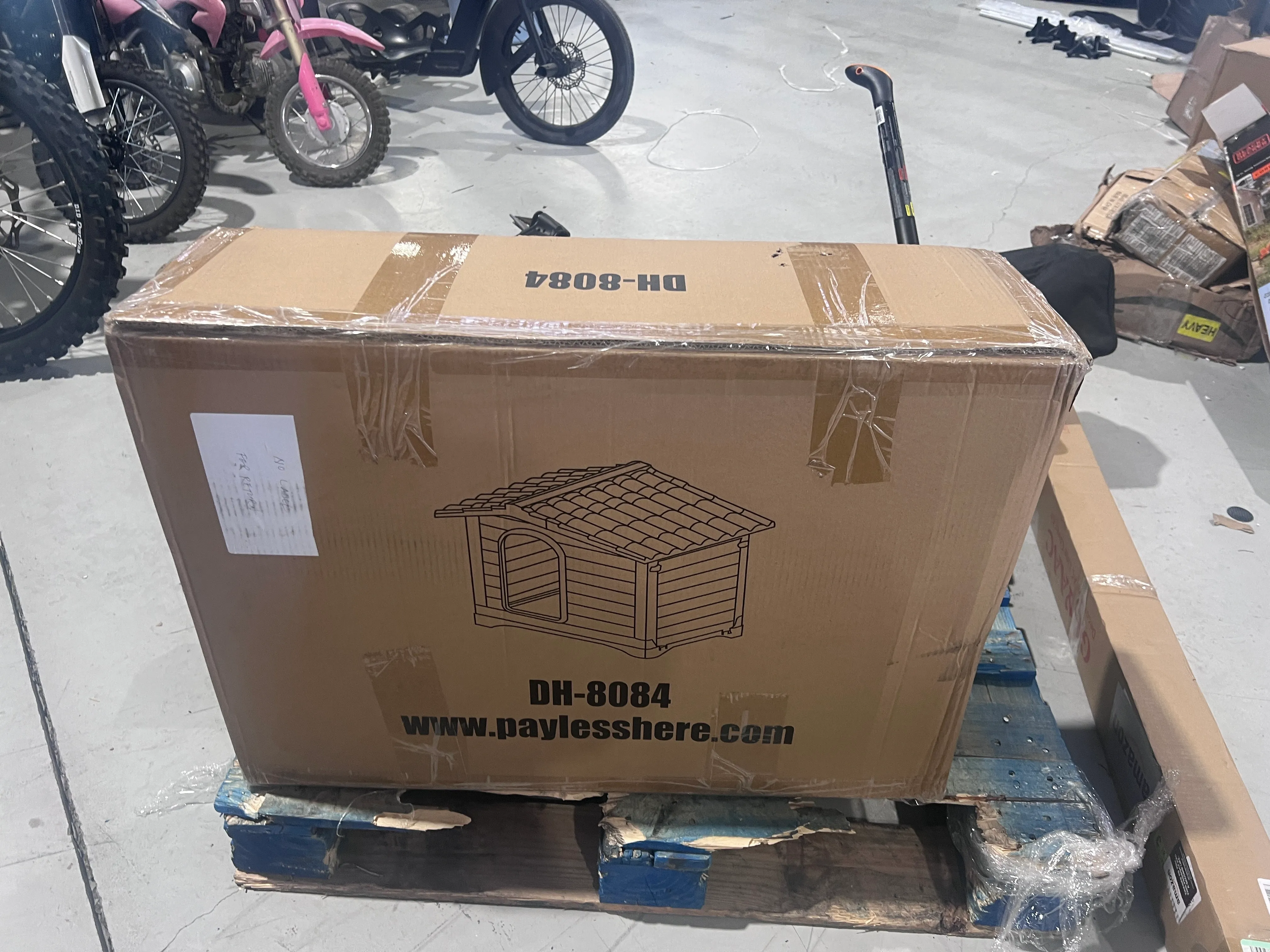 Outdoor Wooden Dog House DH-8084 for Medium to Large Dogs